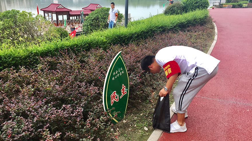 城區(qū)河道環(huán)境衛(wèi)生清理志愿服務(wù) (3)