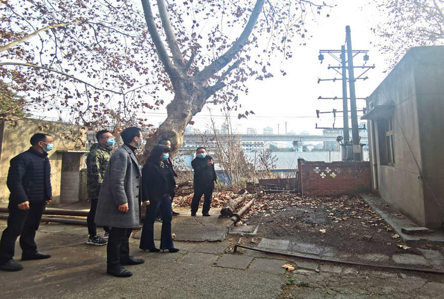 圖片2：公司黨支部書(shū)記、董事長(zhǎng)陳平帶隊(duì)對(duì)磨刀溝倉(cāng)庫(kù)資產(chǎn)進(jìn)行安全檢查_(kāi)副本