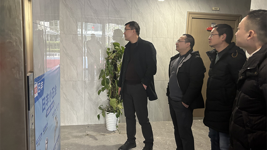 圖四：集團黨委委員、副總經(jīng)理余佰宣督導綿投置地安全工作